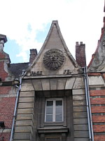 Bethune, Grand'Place, Facade au soleil